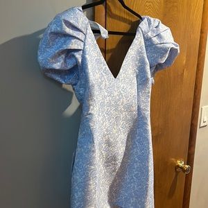 Gorgeous minidress with puff sleeve.